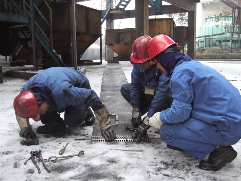 10日檢修人員正在雪地里裝配待修皮帶卡具。