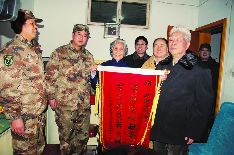 1月19日,家住鄭州市上街區(qū)的劉紹忠、李桂棠老兩口將300雙親手縫制的鞋墊贈(zèng)予了中國(guó)人民解放軍駐滎陽(yáng)某部隊(duì)。該部隊(duì)領(lǐng)導(dǎo)專程驅(qū)車來到他們家,為他們送上了一面錦旗,錦旗上“涓涓愛心獻(xiàn)軍營(yíng),軍民共筑新長(zhǎng)城”14個(gè)燙金大字格外耀眼。劉紹忠、李桂棠兩位老人是中國(guó)長(zhǎng)城鋁業(yè)公司的離休人員,都已年過80,自2004年開始,二老就在家縫制鞋墊,無償贈(zèng)予上街區(qū)公安、消防及駐滎陽(yáng)的部隊(duì)。近8年時(shí)間,他們共送出鞋墊3000余雙。許拓?cái)z