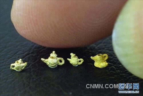 這是陳逢顯雕刻的“黃金茶壺”，每只壺尺寸約為0.2厘米（11月23日攝）。