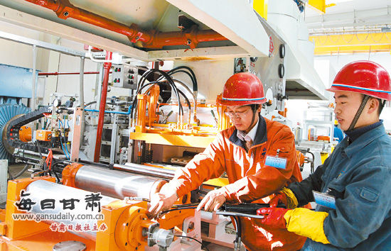 施工人員在調(diào)試設(shè)備。由八冶建設(shè)集團(tuán)公司承建的金川集團(tuán)公司年產(chǎn)5000噸鎳板帶材項(xiàng)目冷軋車間近日建成。