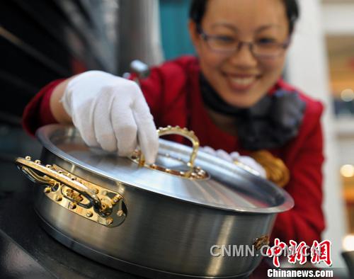 12月12日，河北石家莊先天下廣場(chǎng)工作人員正展示一個(gè)價(jià)值380萬(wàn)人民幣的鉆石鍋。