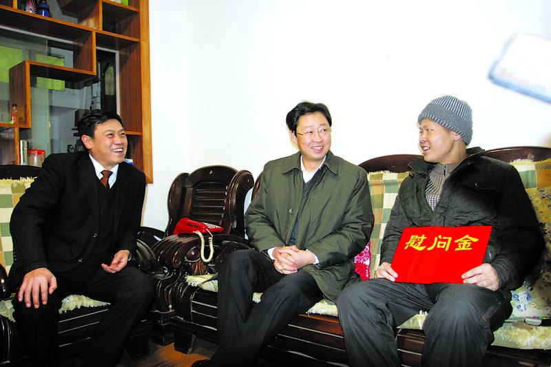 在兔年新春到來之際，中鋁公司領(lǐng)導(dǎo)分別深入到所屬企業(yè)開展慰問活動(dòng)。1月28至31日，公司黨組書記、總經(jīng)理熊維平到中國鋁業(yè)廣西分公司、長(zhǎng)沙有色冶金設(shè)計(jì)院和長(zhǎng)沙勘察設(shè)計(jì)院慰問老模范、老干部和困難黨員、困難職工。