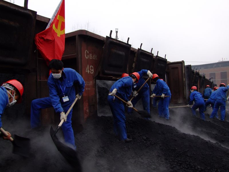 兩級機(jī)關(guān)黨員在大家春節(jié)余興未散之時，主動請纓義務(wù)勞動，緩解難題，用實際行動踐行了“創(chuàng)先爭優(yōu)”。