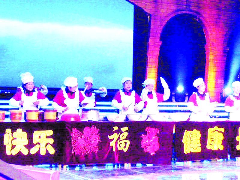 兔年正月初一，在中央電視臺《春節(jié)大廟會(huì)》的舞臺上，一群年過半百的老大媽，用花盆、臉盆、咸菜缸、碗碟……敲打出一曲曲優(yōu)美動(dòng)聽的鍋碗瓢盆打擊樂，引發(fā)了場內(nèi)一陣陣尖叫和歡呼……她們就是來自中鋁山東企業(yè)物業(yè)管理部的“快樂大媽”組合。