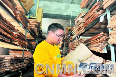 張立的報紙庫如同舊報資料室，這一“懷舊產(chǎn)業(yè)”為他淘來每月近萬元的收入。