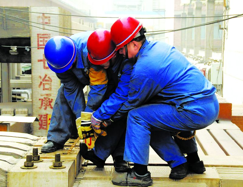 2月20日，焦作萬方201技術(shù)示范生產(chǎn)線91臺(tái)槽開始通電投產(chǎn)。投產(chǎn)后，201槽預(yù)計(jì)比改造前電解槽噸鋁節(jié)電1000度以上。本次啟動(dòng)采用電解質(zhì)粉代替冰晶石啟動(dòng)技術(shù)，節(jié)約采購(gòu)費(fèi)用1500余萬元。圖為員工正在拆除母線短路片。