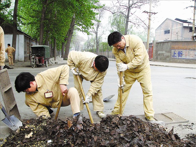在主汛期即將到來(lái)之際，中鋁河南分公司運(yùn)輸部黨委積極組織6個(gè)黨支部100余名黨員、員工，義務(wù)對(duì)企業(yè)所在地及廠區(qū)內(nèi)155個(gè)下水道進(jìn)行了清理。廣大員工不怕臟、不怕累，克服車流量大、下水道淤積嚴(yán)重、異味嗆人等困難，疏通了下水道，保證了汛期道路排水暢通，極大地方便了附近居民和員工的出行，受到過(guò)往行人的一致稱贊。圖為員工在清理下水道。