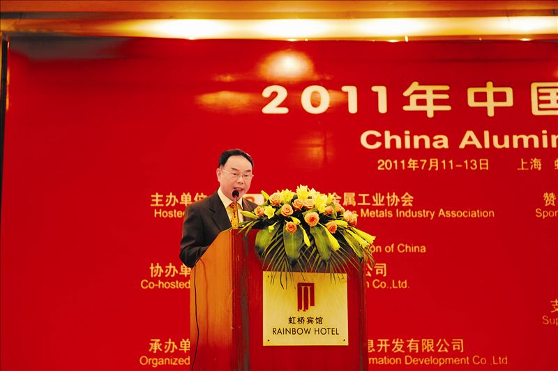 7月11日,中國有色金屬工業(yè)協(xié)會會長陳全訓(xùn)在滬會見了來訪的美國愛勵集團(tuán)總裁、美洲鋁業(yè)協(xié)會會長史蒂夫先生。雙方就今后的合作達(dá)成了共識。雙方認(rèn)為,加強(qiáng)企業(yè)間的相互合作,相互投資十分重要,中方支持并鼓勵外方來華投資,中方愿就再生金屬領(lǐng)域、人才培養(yǎng)方面進(jìn)一步加強(qiáng)合作與交流。雙方還一致認(rèn)為,建立和增進(jìn)互信,加強(qiáng)對話,促進(jìn)了解十分重要,在互信基礎(chǔ)上的合作必將是牢固的和可靠的,對雙方是有益的。中國國際鋁加工研討會7月12日在上海舉行,國際鋁業(yè)協(xié)會秘書長讓納普及中外來賓200多人出席了會議。陳全訓(xùn)在開幕式上致辭,強(qiáng)調(diào)鋁加工業(yè)作為整個行業(yè)的一個組成部分,在走向有色金屬強(qiáng)國的道路上肩負(fù)著重任,他希望業(yè)界同行在產(chǎn)品的技術(shù)上和質(zhì)量上以及擴(kuò)大鋁的再生利用方面做出更大的貢獻(xiàn)并希望加強(qiáng)國際間的合作與交流。7月13日,每年一次的勵展國際鋁工業(yè)展覽會在上海開幕。陳全訓(xùn)應(yīng)邀在開幕式上致辭并剪彩。他對展會主辦方和參展方寄予厚望,希望通過展覽這一平臺,促進(jìn)國際間同行業(yè)的經(jīng)濟(jì)、技術(shù)、貿(mào)易的合作,為人類的共同發(fā)展貢獻(xiàn)力量。陳全訓(xùn)在主辦方人員的陪同下參觀了部分國內(nèi)外企業(yè)的展臺。在上海期間,陳全訓(xùn)還會見了日本鋁業(yè)協(xié)會專務(wù)理事村山拓己先生。