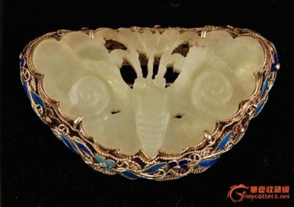 　　圖為 銀掐絲燒琺瑯鑲玉蝴蝶珮胸花。品相完好。背后有“SILVER”款識(shí)。尺寸：60*36MM，重27克。
