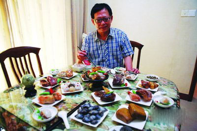 吳永旭和他的“石頭宴”__吳永旭拉著記者到餐廳，硬要請記者吃飯。記者嚇了一跳，一大桌子的“菜”，有“三層肉”、“醬牛肉”、“亂燉”、“皮蛋”、“水晶包”、“豆腐干”……原來是“石頭宴”。吳永旭說，這只是一部分，他收藏的石頭可以擺四桌“菜”呢！吳永旭說，房間里的石頭只是自己收藏的一部分，還有一部分放在朋友家中。再過一年，他就退休了，想要專門搞個展廳，將自己所有的收藏一一陳列，讓志同道合的朋友們有個交流的地方。