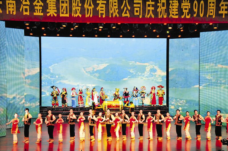 舞蹈：歡樂的節(jié)日。  整臺晚會激情洋溢,精彩紛呈,得到了近千觀眾經(jīng)久不息的掌聲和高度評價。