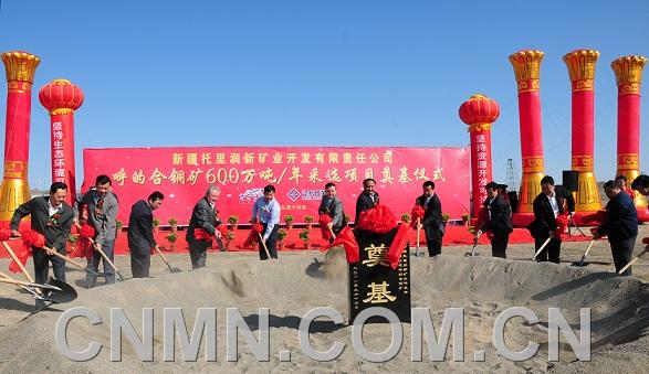 圖為艾力更_依明巴海與新疆塔城地區(qū)領(lǐng)導(dǎo)、新疆有色集團(tuán)和甘肅建新集團(tuán)等領(lǐng)導(dǎo)為新項目開工培土奠基。攝影：朱煜波
