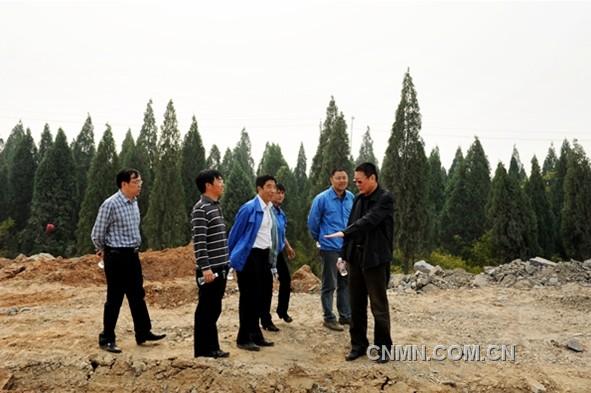 　　10月19日，董事長楊安國一行來到正在施工的多金屬項(xiàng)目工地，查看項(xiàng)目進(jìn)展情況。工地上一片繁忙景象，工作人員和施工車輛正在緊張忙碌的工作著……董事長向工地負(fù)責(zé)人詢問了項(xiàng)目進(jìn)展情況，對(duì)項(xiàng)目現(xiàn)狀表示滿意，同時(shí)要求要協(xié)同相關(guān)部門及周邊村莊，加快項(xiàng)目進(jìn)度。黨委副書記翟延明、工會(huì)主席李文利等公司領(lǐng)導(dǎo)陪同查看。