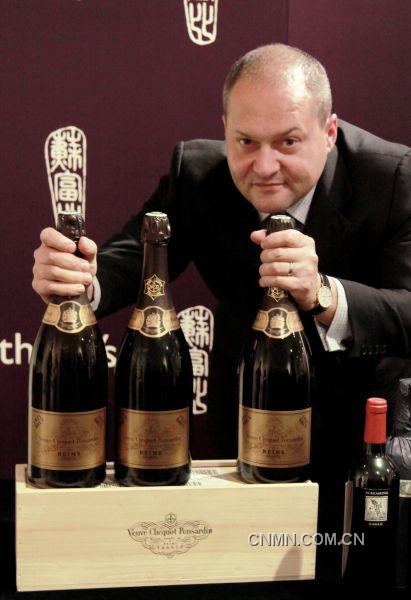 蘇富比亞洲區(qū)洋酒部主管樓柏禮(Robert Sleigh)及凱歌酒莊(Veuve Clicquot)直遞1921、1929及1947年珍罕歷史性年份香檳。
