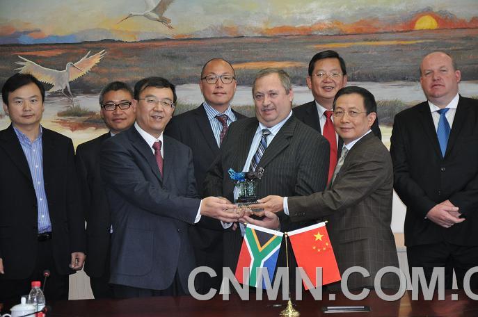 2011年5月，白銀有色集團公司與南非第一黃金公司簽署《交易執(zhí)行協(xié)議》，標志著集團公司“走出去”戰(zhàn)略又取得了重大進展。1