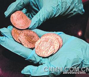 和“圣母號”一起在1804年沉入海底的金銀幣共有近60萬枚。（路透社）