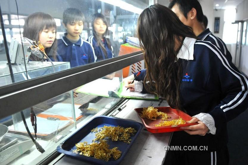 黃金原料的領(lǐng)料稱重。