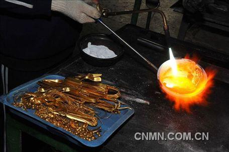 對黃金原料進行回爐熔化，鑄成需要的材料金條。
