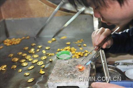 部分需要焊接、粘合的黃金飾品。