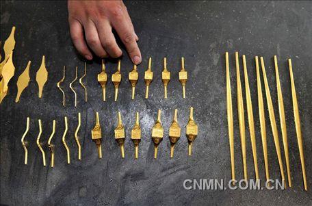 制成的半成品的手鐲及戒子。