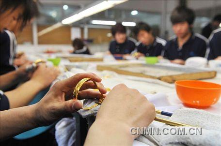 手鐲的最后工序“拋光與壓光”。