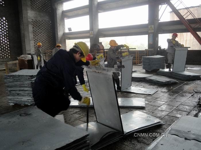 華錫來冶公司2012年元月0#鋅產(chǎn)出率達78%，超出集團公司當月考核任務(wù)的28%，為2012年安全、質(zhì)量生產(chǎn)工作打開良好勢頭。圖為電解員工按標準化操作要求進行剝鋅工作