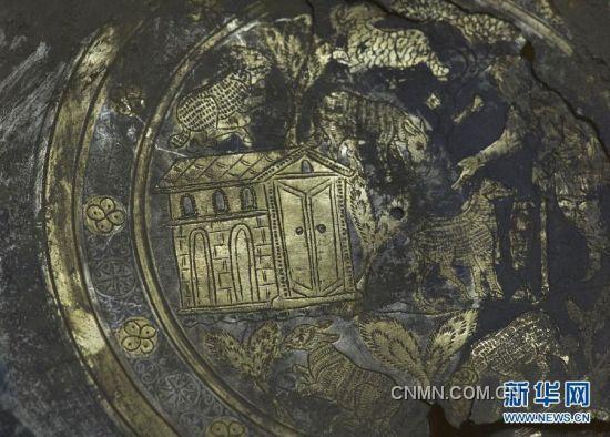 這是在克羅地亞溫科夫齊市博物館展出的新近出土的一件鍍金銀盤（3月29日攝）。