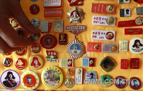 3月1日，房冠龍在展示自己收藏的120多枚關(guān)于雷鋒的紀(jì)念章。