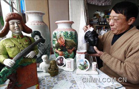 3月1日，房冠龍在家中整理部分藏品。