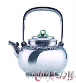 工藤延年造饕餮紋龍紋玉蓋銀壺以184萬(wàn)元拍出。