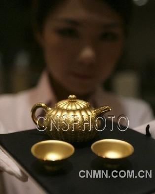 7月11日，“故宮心經(jīng)錦囊壺”和“心經(jīng)金碗”正式亮相北京菜百。由故宮博物院與國(guó)金黃金集團(tuán)聯(lián)合出品的此套“品茶”器皿，采用999純黃金的傳統(tǒng)制金工藝和現(xiàn)代工藝制成。“故宮心經(jīng)錦囊壺”重260克，首次以故宮館藏珍品“乾隆·綠漆地描金瓜棱壺”為原型，精工創(chuàng)造。“心經(jīng)金碗”重25克，刻有《般若波羅蜜心經(jīng)》，共268個(gè)字。