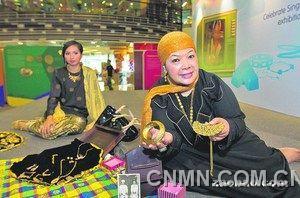 頌賽依德（右）年輕時便開始收藏馬來金飾，黃金對她來說是財富的象征，也可作為傳家之寶，代代相傳。