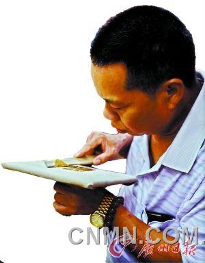 把鋪在烏金紙上的金箔用竹條挑起，切割成小片后用嘴吹氣再把金箔撩起到玉扣紙上，這些步驟都不能直接用手觸碰到金子。