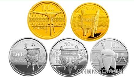 　　8月31日，中國人民銀行將發(fā)行中國青銅器金銀紀(jì)念幣(第一組)一套。該套紀(jì)念幣共5枚，其中金幣2枚、銀幣3枚，均為國家法定貨幣，由中國金幣總公司總經(jīng)銷。該紀(jì)念幣預(yù)計將于9月中旬亮相沈城。