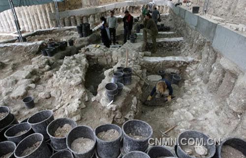 12月22日，工作人員在以色列耶路撒冷老城南墻外的考古挖掘現(xiàn)場忙碌
