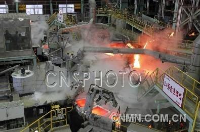 2月18日，2臺(tái)圓盤澆鑄機(jī)正在澆注陽極銅板。