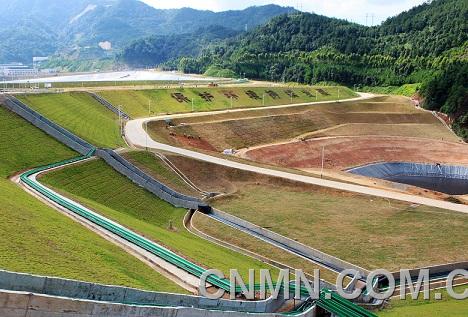 圖九：紫金山溶液池系統(tǒng)外邊坡（綠化及管溝、水路、電纜橋架建設(shè)）