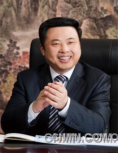 天能集團董事局主席張?zhí)烊? /></p>
<p><br />　　全國人大代表、天能集團董事局主席張?zhí)烊螌π履茉串a(chǎn)業(yè)的關(guān)注度非常大，在為今年“兩會”準備的9條議案及建議中，就有5條涉及加快建設(shè)廢舊電池回收體系、盡快出臺電動自行車國家新標準、推動低速短程電動汽車發(fā)展、暫緩征收鉛蓄電池消費稅等新能源相關(guān)問題。<br />　<strong>　一、及時清理涉企過時政策規(guī)章<br /></strong>　　“企業(yè)發(fā)展離不開政策法規(guī)，改革開放30多年，各級政府部門出臺了大量政策、規(guī)章、文件，一些政策、規(guī)章、文件已經(jīng)完成使命，退出了歷史舞臺，但也有不少因為種種原因，存留了下來。”張?zhí)烊谓榻B說。<br />　　客觀上看，這些存留下來的政策、法規(guī)、文件，它們在當時的社會條件下起到一定的作用，不過隨著時間的推移與社會的發(fā)展，有的相互抵制，有的干脆成了阻礙生產(chǎn)力發(fā)展的“籬笆”，少數(shù)不積極或不作為的部門，甚至會拿著這些“籬笆”圈自己的利益、向企業(yè)提無理要求。這在很大程度上傷害了企業(yè)的積極性與主動性，給企業(yè)發(fā)展帶來很大阻礙。<br />　　為進一步優(yōu)化我國企業(yè)經(jīng)濟發(fā)展的法制環(huán)境，促進企業(yè)轉(zhuǎn)型升級，張?zhí)烊谓ㄗh國務(wù)院有關(guān)部門牽頭，組織各級政府有關(guān)部門在全國范圍內(nèi)對涉及企業(yè)生產(chǎn)經(jīng)營的一系列政策、法規(guī)、文件做一次系統(tǒng)的梳理，重點清理和修改不符合市場經(jīng)濟發(fā)展要求、不利于企業(yè)轉(zhuǎn)型升級的有關(guān)文件，要將清理工作與全面清理涉及向企業(yè)收費、攤派的規(guī)定結(jié)合起來，從制度上、源頭上切實解決企業(yè)負擔過重的問題。<br />　　建議對以下列情形之一的，應(yīng)當予以修改：1.部分內(nèi)容與上位法不一致或者相抵觸的;2.國家政策重大調(diào)整，政府規(guī)章、規(guī)范性文件的部分內(nèi)容與之不適應(yīng)的;3.部分內(nèi)容明顯不適應(yīng)經(jīng)濟社會發(fā)展需要的;4.部分內(nèi)容的程序、可操作性不強，需要予以細化和完善的;5.政府規(guī)章、規(guī)范性文件之間對同一事項的規(guī)定不一致的;6.其他原因需要予以修改的。<br />　　有下列情形之一的，應(yīng)當予以廢止：1.主要內(nèi)容與上位法或者國家政策相抵觸的;2.依據(jù)的法律、法規(guī)已廢止或者宣布失效的;3.主要內(nèi)容已被新制定或者修訂后的法律、法規(guī)、規(guī)章涵蓋的;4.主要內(nèi)容已被新制定的政府規(guī)章、規(guī)范性文件替代的;5.主要內(nèi)容已不適應(yīng)經(jīng)濟社會發(fā)展需要的。<br />　　<strong>二、加大低速短程電動汽車推動力度<br /></strong>　　“市場上運行的電動汽車有高速車和低速車兩類，目前低速短程電動汽車銷量遠遠大于高速電動汽車，贏得了廣泛的市場。”張?zhí)烊握f，高速電動汽車與低速短程電動汽車相比較，其性價比不具備競爭優(yōu)勢。在節(jié)能減排和生態(tài)文明建設(shè)的推動下，我國正大力發(fā)展綠色交通，加快建立以低碳為特征的交通運輸體系，他建議國家相關(guān)部門出臺相關(guān)政策，進一步推動低速短程電動汽車發(fā)展。<br />　　“一要制定電動汽車技術(shù)標準，促進低速短程電動汽車發(fā)展。二要明晰發(fā)展政策，鼓勵技術(shù)創(chuàng)新。三要合理布局產(chǎn)業(yè)發(fā)展，規(guī)劃配套設(shè)施建設(shè)。四要出臺管理辦法，解決車輛上路問題。五要完善服務(wù)體系，確保電池回收。”張?zhí)烊谓ㄗh。</p>
<p> </p>
 <p style='text-align:center'>[1]<a href='ShowNews1.aspx?id=263719&page=2' target='_self'><b>[2]</b></a> <a href='ShowNews1.aspx?id=263719&page=3' target='_self'><b>[3]</b></a> <a href='ShowNews1.aspx?id=263719&page=2' target='_self'>下一頁</a></p></div>
                    <p class=