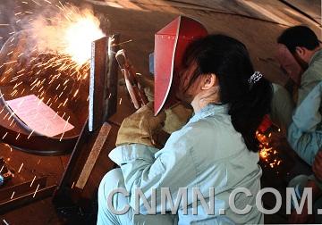青春在技改一線閃光（圖文王冠東、藍偉國）