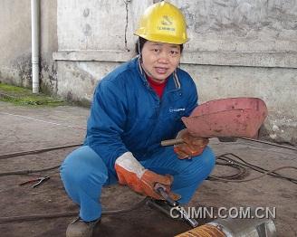 　　　　即將退休的丁仲榮仍堅守崗位，作為江銅集團(tuán)一名普通電焊工，她在電焊崗位已經(jīng)工作了30多個年頭，曾被授予“全國先進(jìn)女職工”、“全國三八紅旗手”等榮譽(yù)稱號。