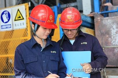 紫金銅業(yè)電解廠女工統(tǒng)計(jì)校對(duì)當(dāng)天陽極機(jī)組整形過的陽極板數(shù)量