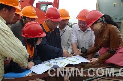 C.共同建設(shè)新興產(chǎn)業(yè)。陜西有色天宏公司女職工與專家一起參與建設(shè)多晶硅生產(chǎn)線。 (1)