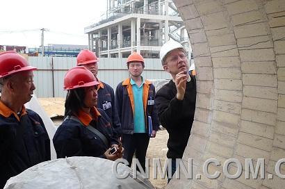 C.共同建設(shè)新興產(chǎn)業(yè)。陜西有色天宏公司女職工與專家一起參與建設(shè)多晶硅生產(chǎn)線。