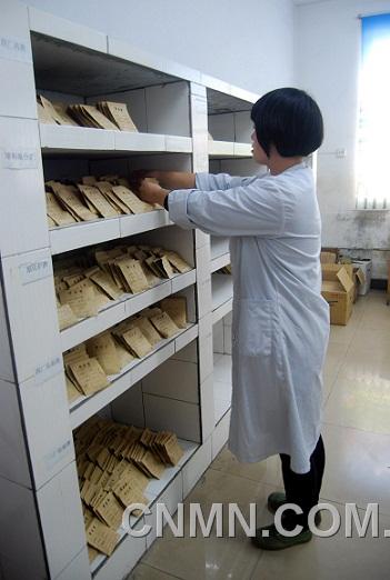 生產(chǎn)化驗(yàn)室熒光操作人員在進(jìn)行樣品歸類(lèi)整理
