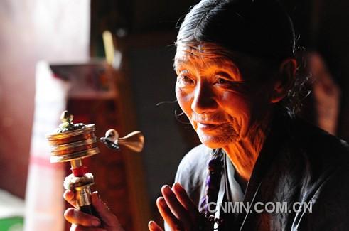 一名藏族老人在西藏自治區(qū)山南地區(qū)昌珠寺手搖轉(zhuǎn)經(jīng)筒，虔誠(chéng)地誦念佛經(jīng)