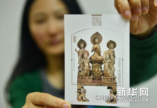 6月14日，浙江郵票公司的工作人員展示《金銅佛造像》特種郵票小型張“隋·銅鎏金佛教造像”。
