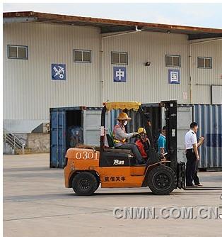 7月12日，鷹潭貴溪市銅拆解加工園內(nèi)一輛叉車(chē)正在搬運(yùn)從國(guó)外運(yùn)來(lái)的廢舊五金