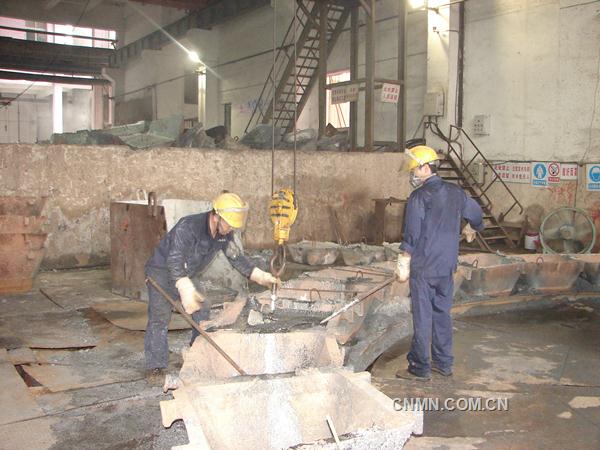 10月15日，水口山有色金屬集團(tuán)有限公司八廠(chǎng)12.5平方米側(cè)吹爐作為世界上富氧側(cè)吹煤粒還原工藝最大的側(cè)吹還原爐，自去年10月點(diǎn)火至今已連續(xù)成功運(yùn)行一周年。