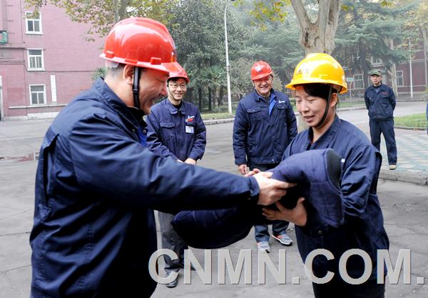 “‘暖心棉背心’真暖心！” 近日，當(dāng)中鋁洛陽銅業(yè)有限公司銅板帶廠熱軋車間生產(chǎn)一線女工劉靜，從總經(jīng)理師青春手中接過棉背心時，她發(fā)自內(nèi)心地說。初冬時節(jié)，寒風(fēng)襲人。該公司黨政領(lǐng)導(dǎo)心系生產(chǎn)一線員工冷暖。為了激發(fā)職工“奮戰(zhàn)一百天，實現(xiàn)年目標(biāo)”的干勁，形成合力控虧脫困的正能量，公司領(lǐng)導(dǎo)在企業(yè)資金緊張的情況下，啟動了“暖心工程”。