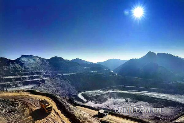 五年來(lái)，銀山礦業(yè)緊跟公司發(fā)展戰(zhàn)略步伐，以項(xiàng)目建設(shè)為推手，不斷深化“擴(kuò)大銅產(chǎn)，穩(wěn)定鉛鋅”的發(fā)展路線，瞄準(zhǔn)“一流”目標(biāo)砥礪前行。